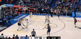 撐起進攻！萊昂納德沖擊內(nèi)線拋投 標(biāo)志性中投得手已拿下9分