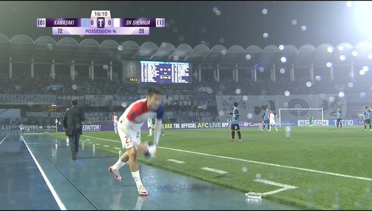 下大雨！記者：川崎主場草皮質(zhì)量相當(dāng)可以，這么大雨一點積水也沒