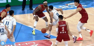 黃雀在后！曾凡博一路追防 直接將韋瑟斯龐上籃扇出界外