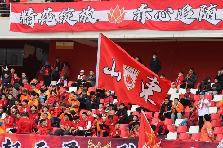 主場(chǎng)上萬(wàn)名球迷的吶喊助威，給山東體彩女足征戰(zhàn)女超增添了能量與動(dòng)力