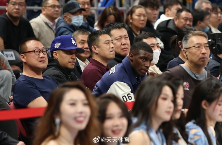 真籃球迷！國(guó)安外援法比奧攜玉昆外援科斯塔來(lái)到五棵松觀戰(zhàn)CBA