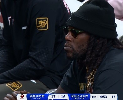 哦呦？你來了！新疆新外援哈雷爾場邊觀戰(zhàn)新疆主場vs深圳的比賽