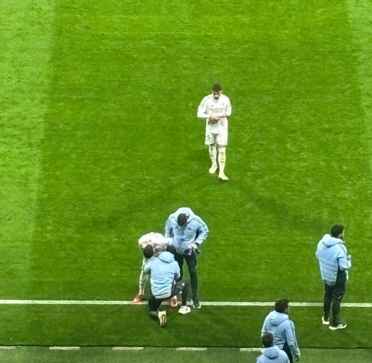 希望無礙，在維尼修斯踢點球的間隙，巴爾韋德在場邊接受治療