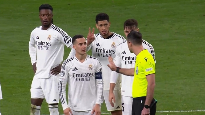 皇馬全員抗議！檢查小蜘蛛是否2次觸球時，貝林等人紛紛伸2根手指