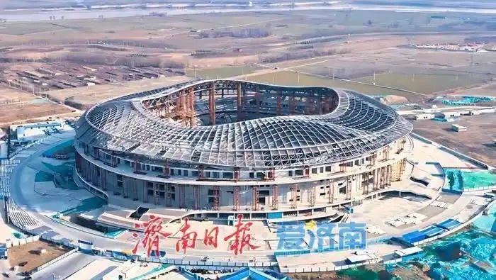 魯媒：戴上1.6萬噸“鋼鐵巨冠”，黃河體育中心球場完成屋蓋施工