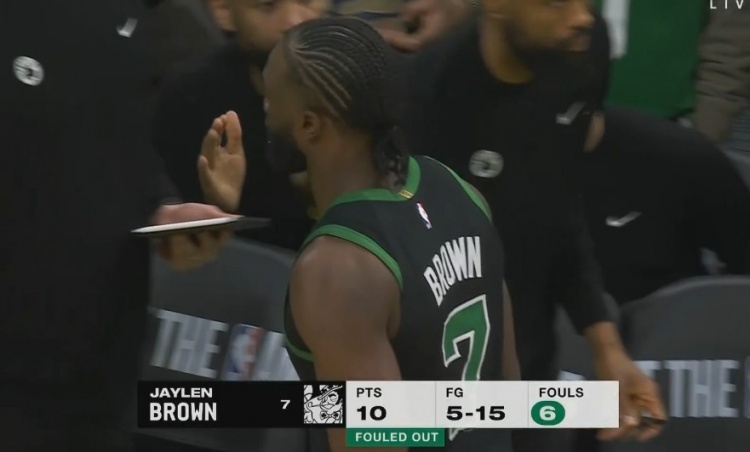 不冷靜?。〗軅?布朗籃下逼搶霍姆格倫賠上犯規(guī) 6犯離場(chǎng)！