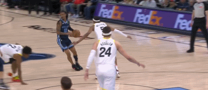 手起刀落！肯納德底角接貝恩傳球抬手命中關(guān)鍵3+1 幫助球隊反超