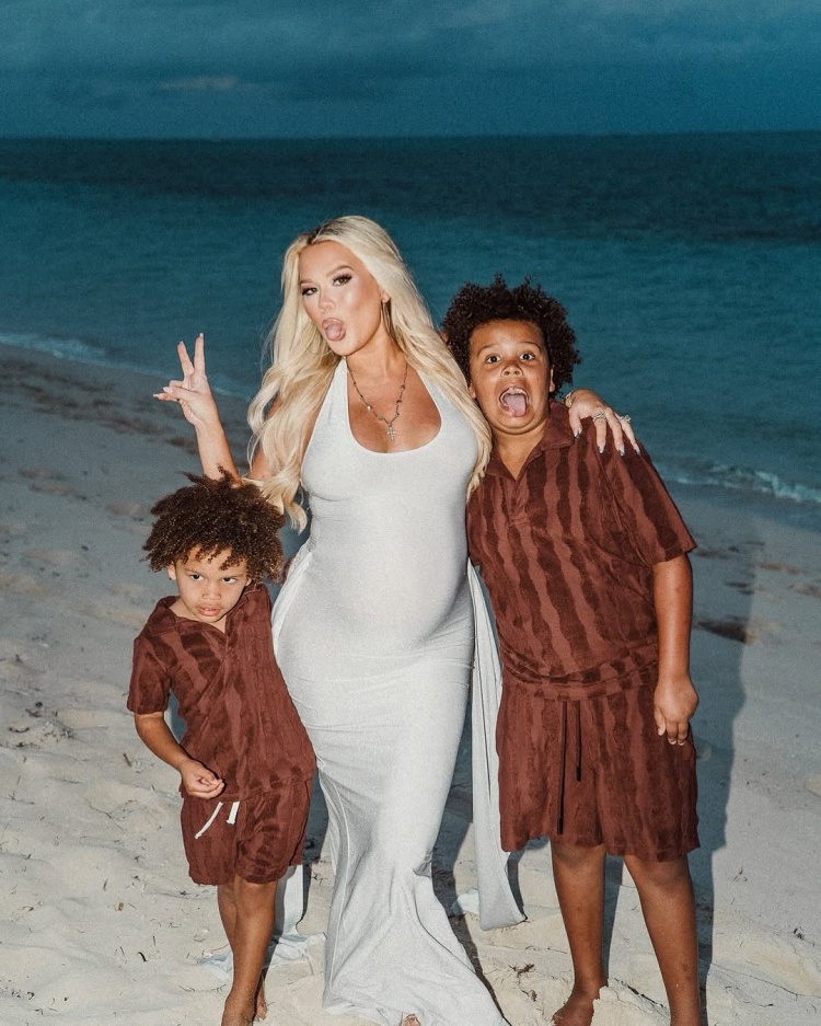 特克斯和凱科斯群島！蘭德爾妻子曬和兩個(gè)兒子的旅行照