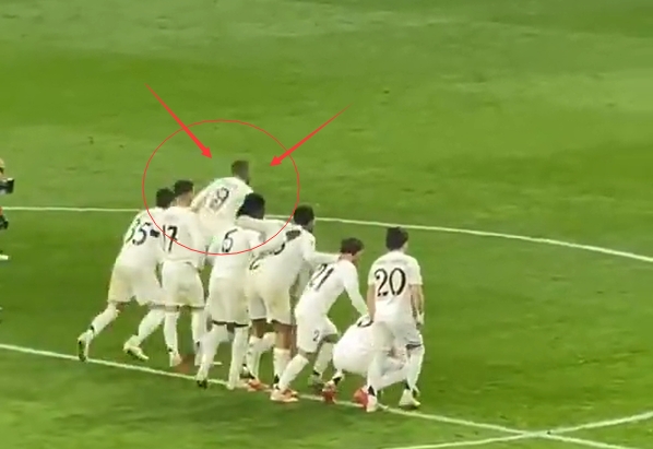 姆總搶跑！呂迪格點球罰中，姆巴佩按捺不住先大家一步?jīng)_出去慶祝