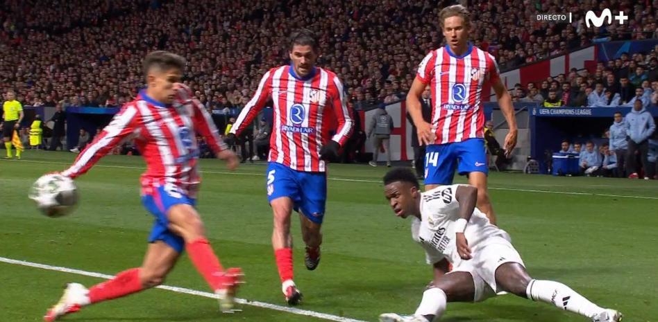 這下是點球嗎？前裁判談小西蒙尼手球：自然位置，不足以構(gòu)成犯規(guī)