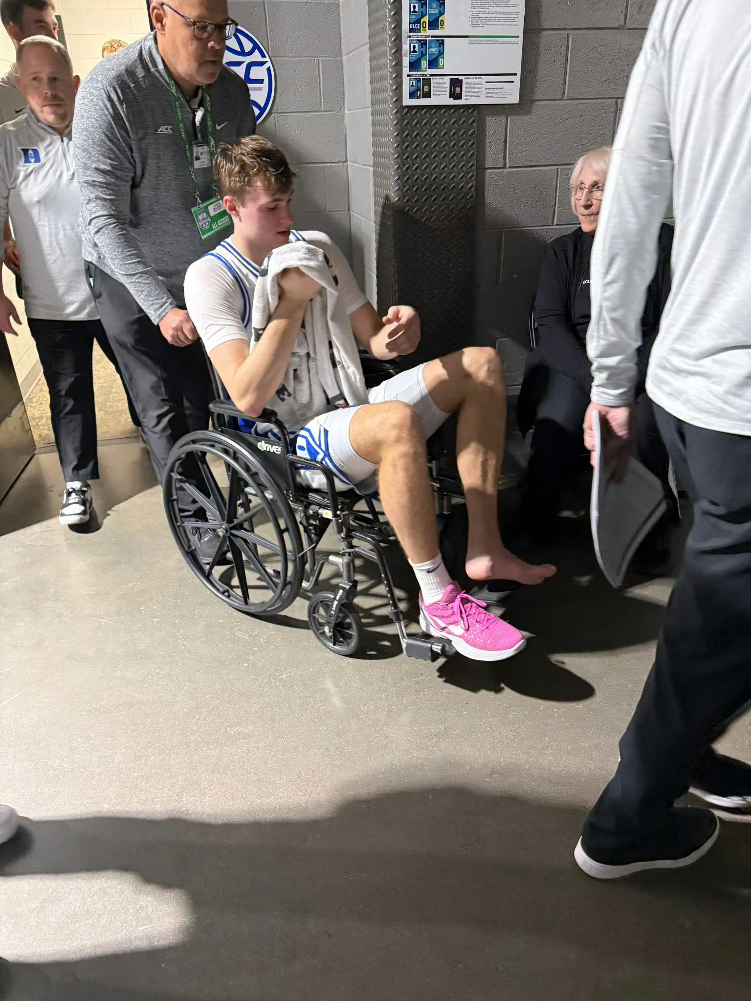 萬(wàn)幸！弗拉格左腳踝扭傷被輪椅推離球場(chǎng) X光檢查結(jié)果為陰性