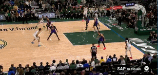 就是欺負你內線沒護筐！字母哥開場在湖人禁區(qū)兩連扣