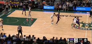 你只管飛！東契奇持球吸引三人防守 拋傳助攻科洛克空接暴扣