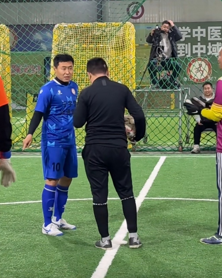 真降維打擊！姜寧在業(yè)余賽事比賽中獨得10分