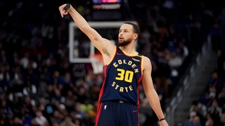 庫里，37歲，4000三分記錄之夜·雄鹿巨陣壓湖人