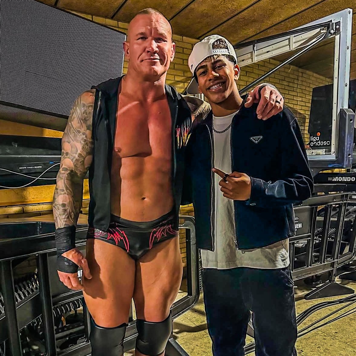 小心RKO！亞馬爾現(xiàn)場觀戰(zhàn)WWE，和奧爾頓、Triple H等合影