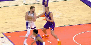 殺傷力十足！小薩籃下頂翻普拉姆利&后者緩了很久繼續(xù)打