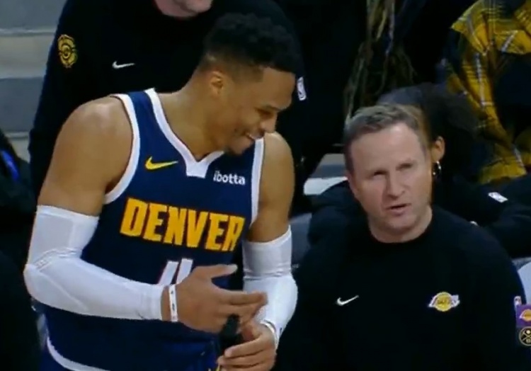 很輕松?。⊥僭趫鲞吅投鲙熕箍铺?布魯克斯聊上幾句