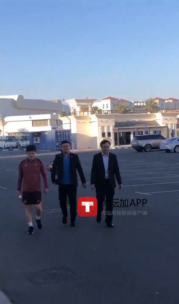 馬德興：迪拜領(lǐng)事館官員來(lái)到訓(xùn)練場(chǎng)地看望國(guó)足