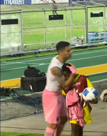 暖男！蘇亞雷斯賽后將球衣送給牙買(mǎi)加小球迷，并擁抱致意