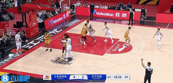 底線球不是難題！張鎮(zhèn)麟底線球助奧利弗空接暴扣&奧利弗微微一笑