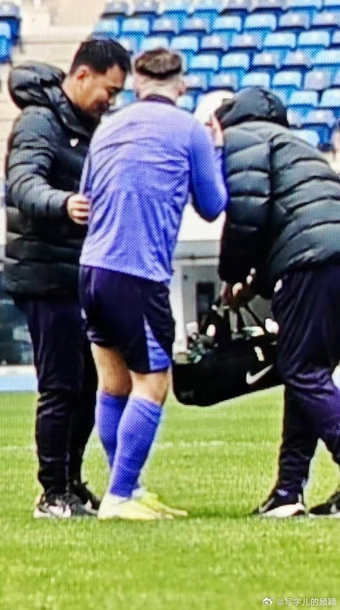 記者：津門虎外援阿代米熱身賽時(shí)被頂?shù)酱笸?，出于保護(hù)將其換下