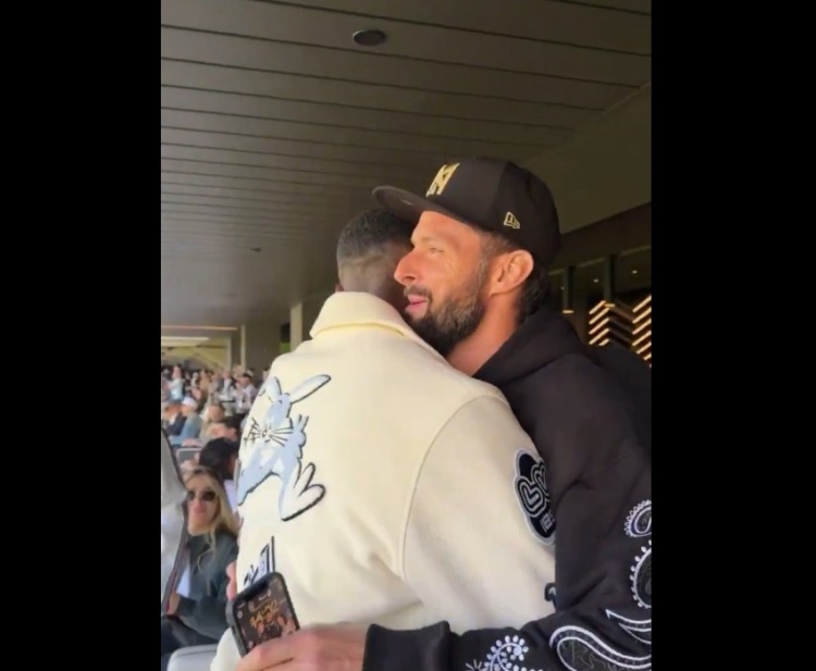 真要去美職聯(lián)？博格巴現(xiàn)身觀戰(zhàn)洛杉磯FC比賽，和前隊(duì)友吉魯寒暄