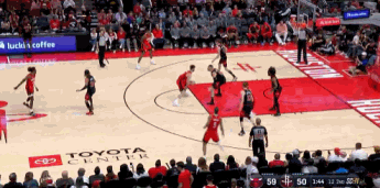 這動作帥！申京籃下轉(zhuǎn)身晃倒武切維奇 上籃輕松取分