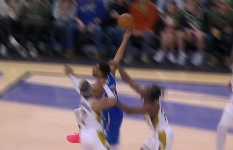 危險(xiǎn)動(dòng)作！字母哥上籃被內(nèi)史密斯反向猛拉胳膊 裁判吹一級(jí)惡犯