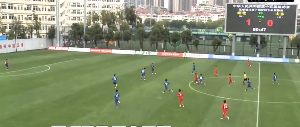 致敬貝克漢姆！15歲小將萬項中線帶一步直接起腳，吊射世界波！