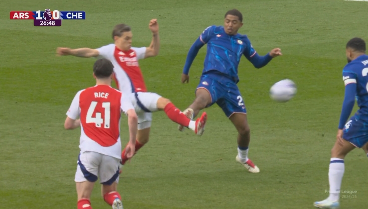 動(dòng)作稍大！福法納踩賴(lài)斯屁股+蹬特羅薩德小腿，裁判均沒(méi)有出牌