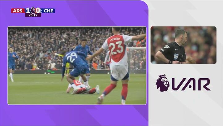 VAR介入沒(méi)有紅牌！福法納拼搶中一腳踩中賴(lài)斯屁股，后者非常不滿