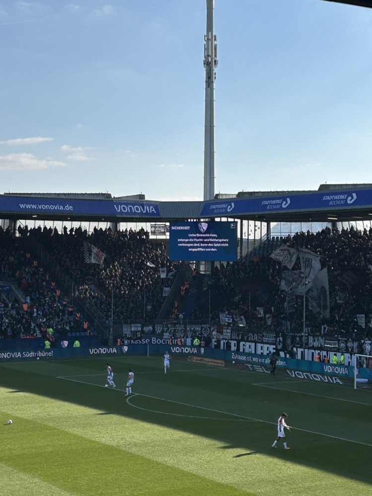 官方：因客隊(duì)橫幅阻擋應(yīng)急通道，波鴻vs法蘭克福因安全問(wèn)題推遲