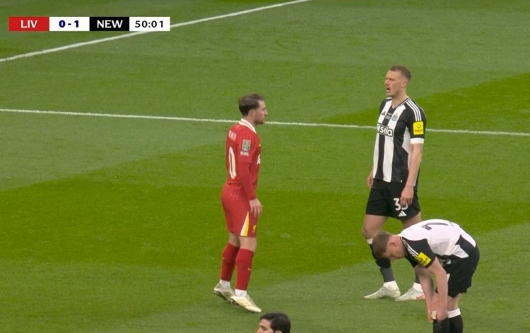 沒(méi)做針對(duì)性部署？下半場(chǎng)角球防守，麥卡踮腳對(duì)位丹伯恩仍矮一頭