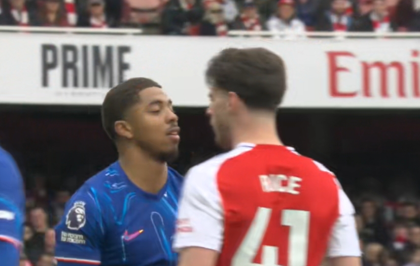 賴斯被踩臀部后起身質(zhì)問，福法納露出“輕蔑一笑”