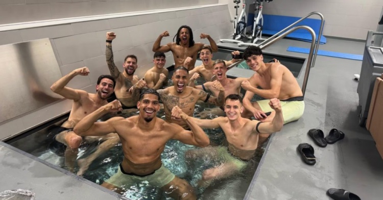 阿斯：巴薩客場(chǎng)逆轉(zhuǎn)馬競(jìng)后，球員們?cè)诳完?duì)休息室的按摩浴缸里慶祝