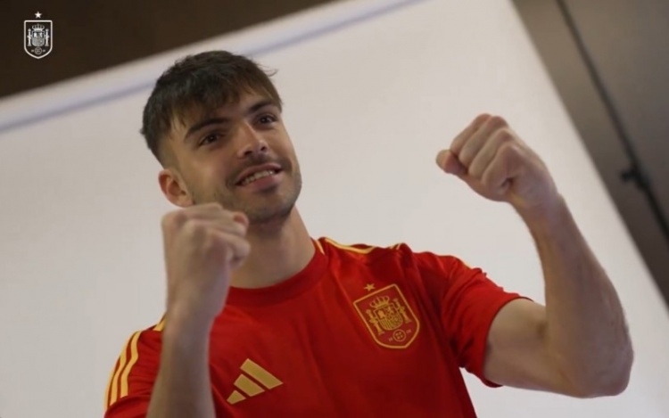 新人報(bào)到！勞爾-阿森西奧和懷森首次入選西班牙隊(duì)并拍攝定妝照