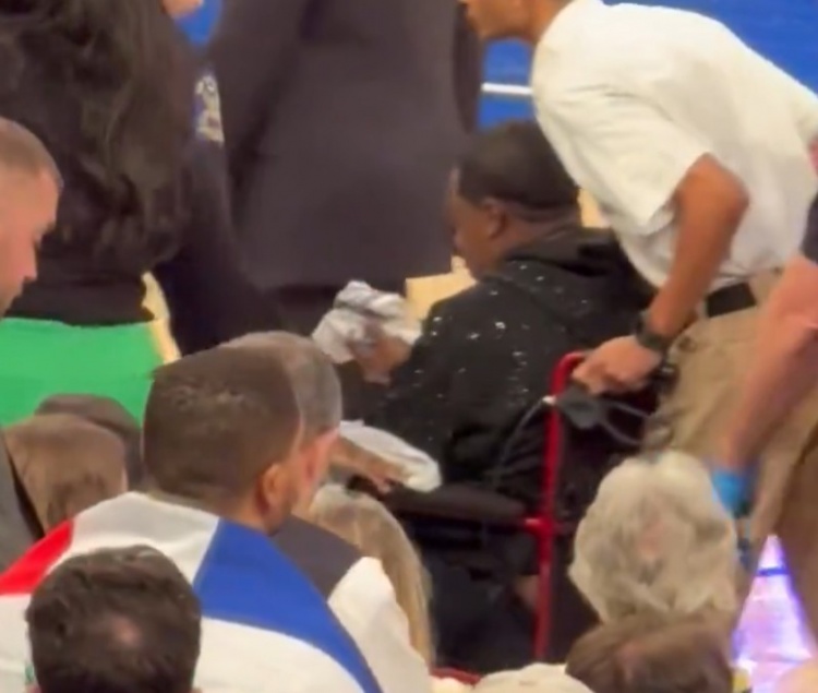 一個(gè)暫停12分鐘！尼克斯記者：場(chǎng)邊觀眾突然流鼻血&幾乎站不起來