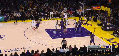 追的太緊了！卡斯?fàn)栕贩罇|契奇犯規(guī)了 個(gè)人首節(jié)都三犯了