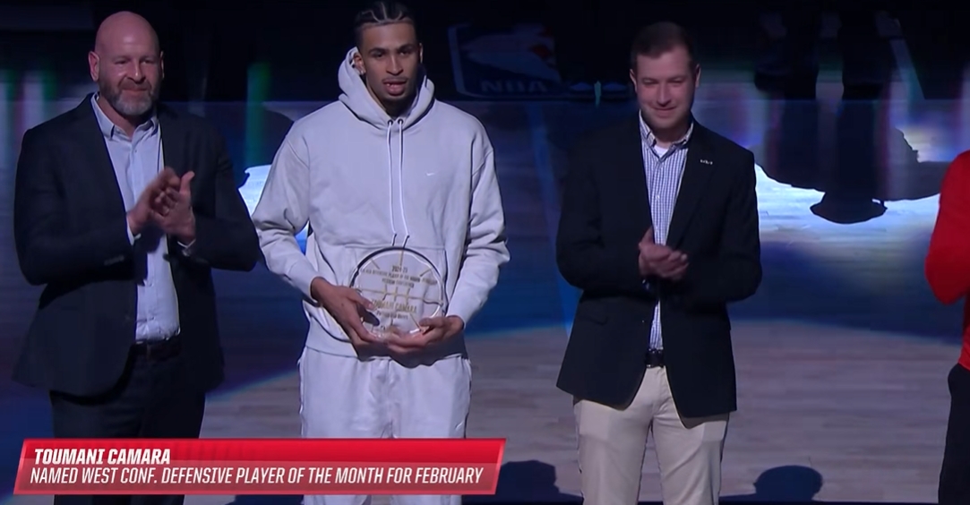 實(shí)至名歸！NBA官方為卡馬拉現(xiàn)場(chǎng)頒發(fā)2月西部最佳防守球員獎(jiǎng)項(xiàng)