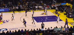 球商見(jiàn)長(zhǎng)！海斯假傳真突晃開(kāi)防守 殺到內(nèi)線起飛戰(zhàn)斧單臂暴扣