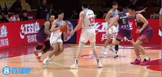 奮力反擊！新疆下半場(chǎng)轟出16-4的攻擊波將分差迫近到個(gè)位數(shù)