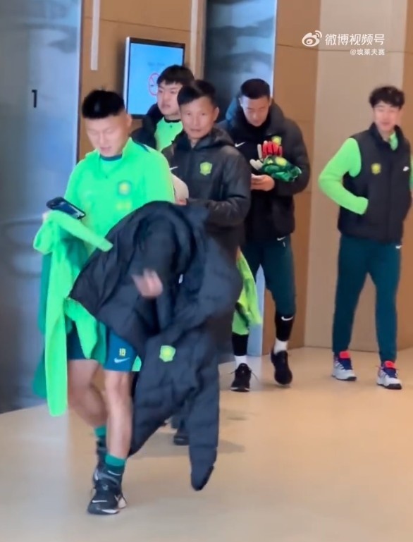 博主：張?jiān)闯霈F(xiàn)在國(guó)安駐地仍步履蹣跚，韓佳奇、吳少聰參加訓(xùn)練