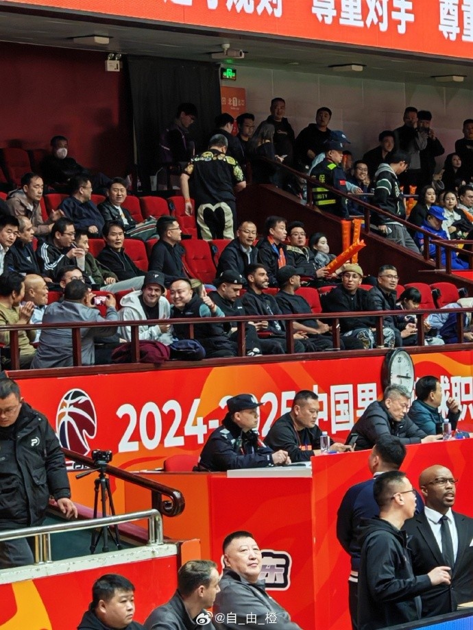 博主曬圖：泰山外援克雷桑、馬德魯加、瓦科、卡扎爾觀戰(zhàn)山東男籃