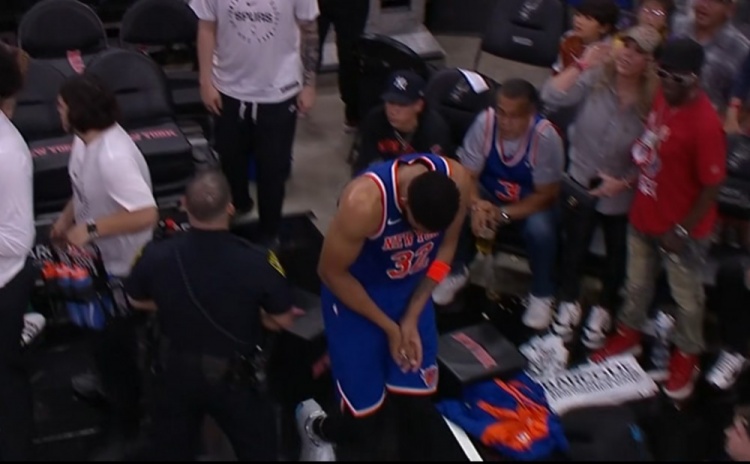 打了15分鐘砍19分！次節(jié)唐斯疑似手指受傷 返回更衣室