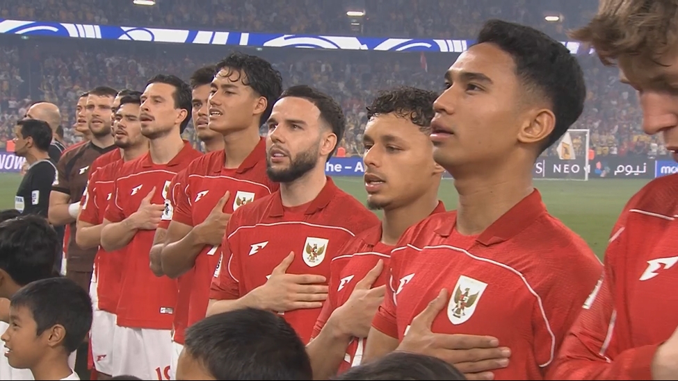 10歸化先發(fā)！賽前印尼歸化眾將齊唱國(guó)歌，新帥克魯伊維特也在跟唱