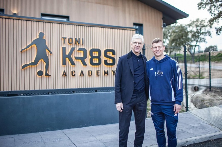 溫格造訪克羅斯青訓(xùn)營(yíng)并頒發(fā)FIFA最佳陣容獎(jiǎng)杯，克羅斯發(fā)文致謝