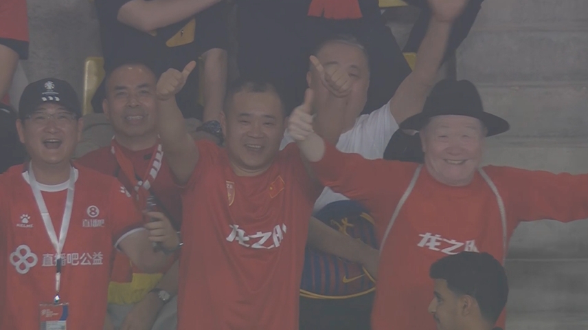 直播吧元素也到了國足比賽現場??球迷穿著直播吧公益的球衣