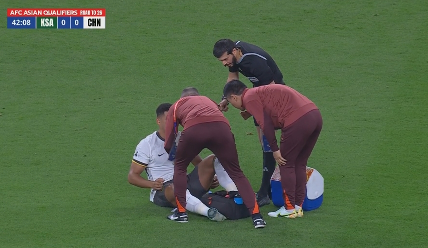 無法堅(jiān)持！蔣光太受傷第44分鐘被換下，31歲韓鵬飛替補(bǔ)登場(chǎng)首秀