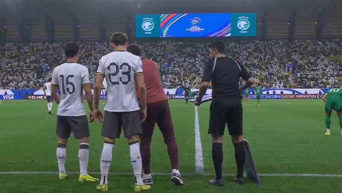 國足半場(chǎng)換人：拜合拉木、楊澤翔登場(chǎng)，曹永競(jìng)，高準(zhǔn)翼下場(chǎng)